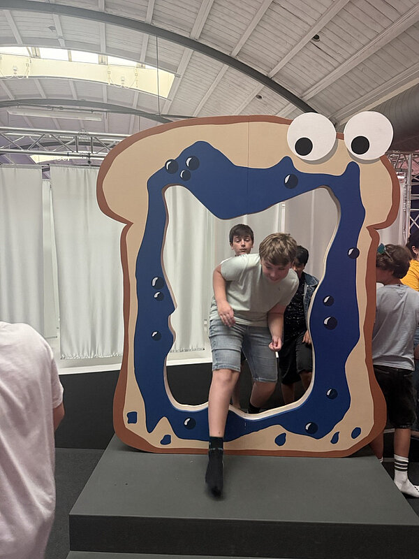 Klassen 5a und 6d in der Mitmachausstellung in Ingelheim